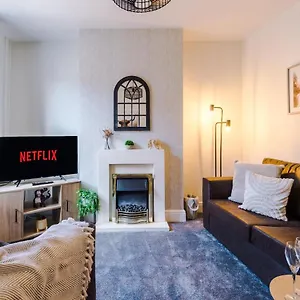 Bright Cottage: Centre Retreat For 6 Chester